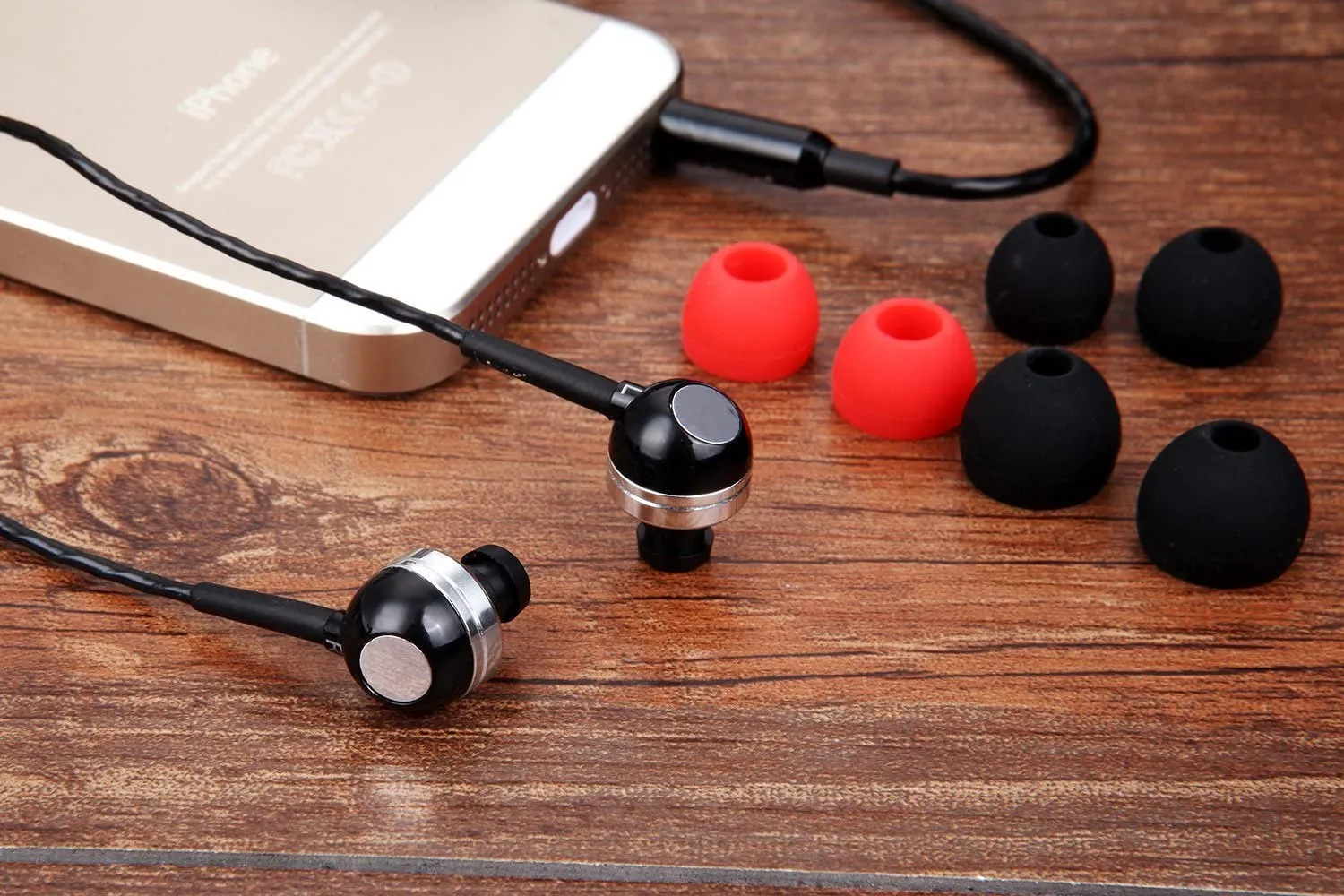 Betron RK300 Earphone with Volume Control and Mic, Noise Isolating and Powerful Bass, Compatible with iPhone, iPad, MP3 Players, and Android Devices